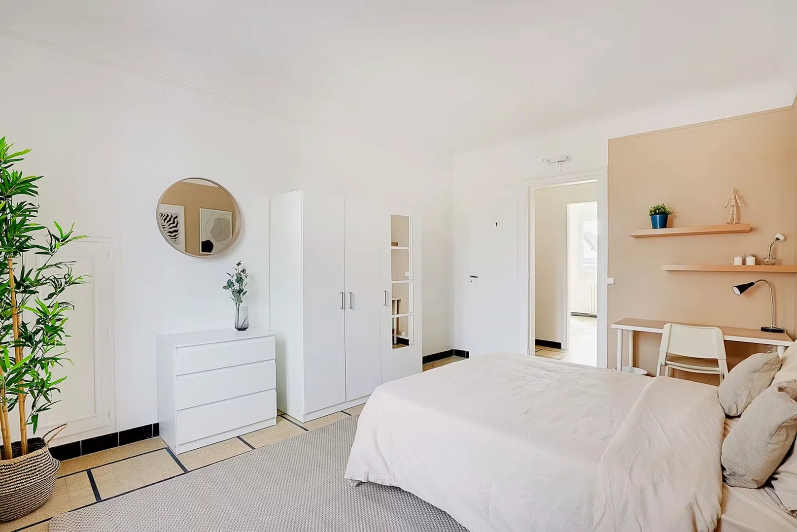 Quarto de estudante em  com área de estudo e instalações partilhadas
