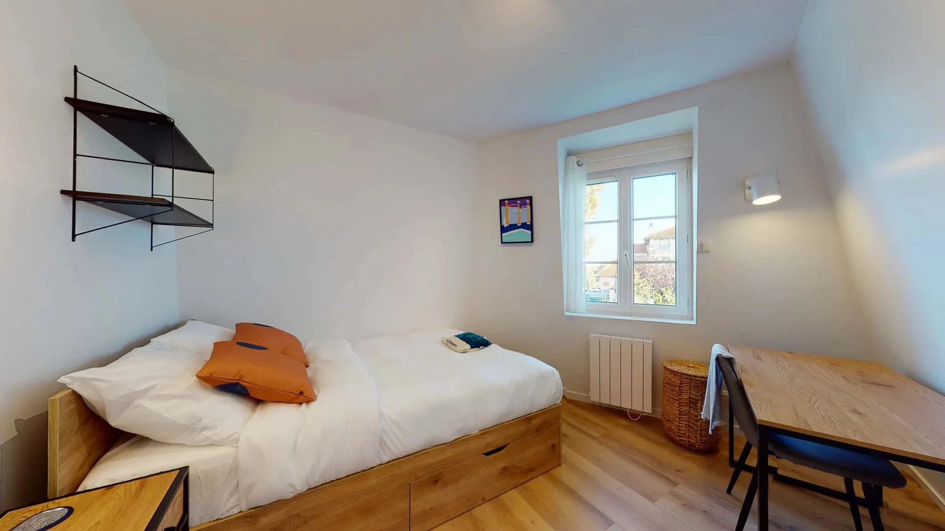 Habitación estudiantil funcional perfecta para estudiar en 
