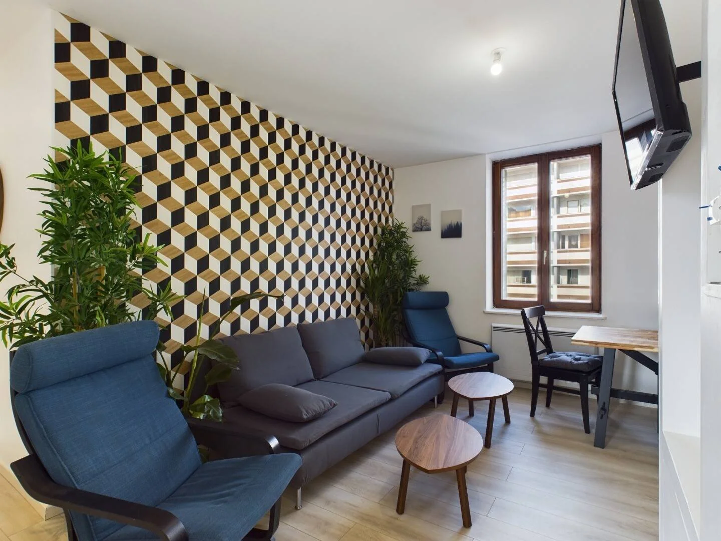 Habitación estudiantil funcional perfecta para estudiar en 