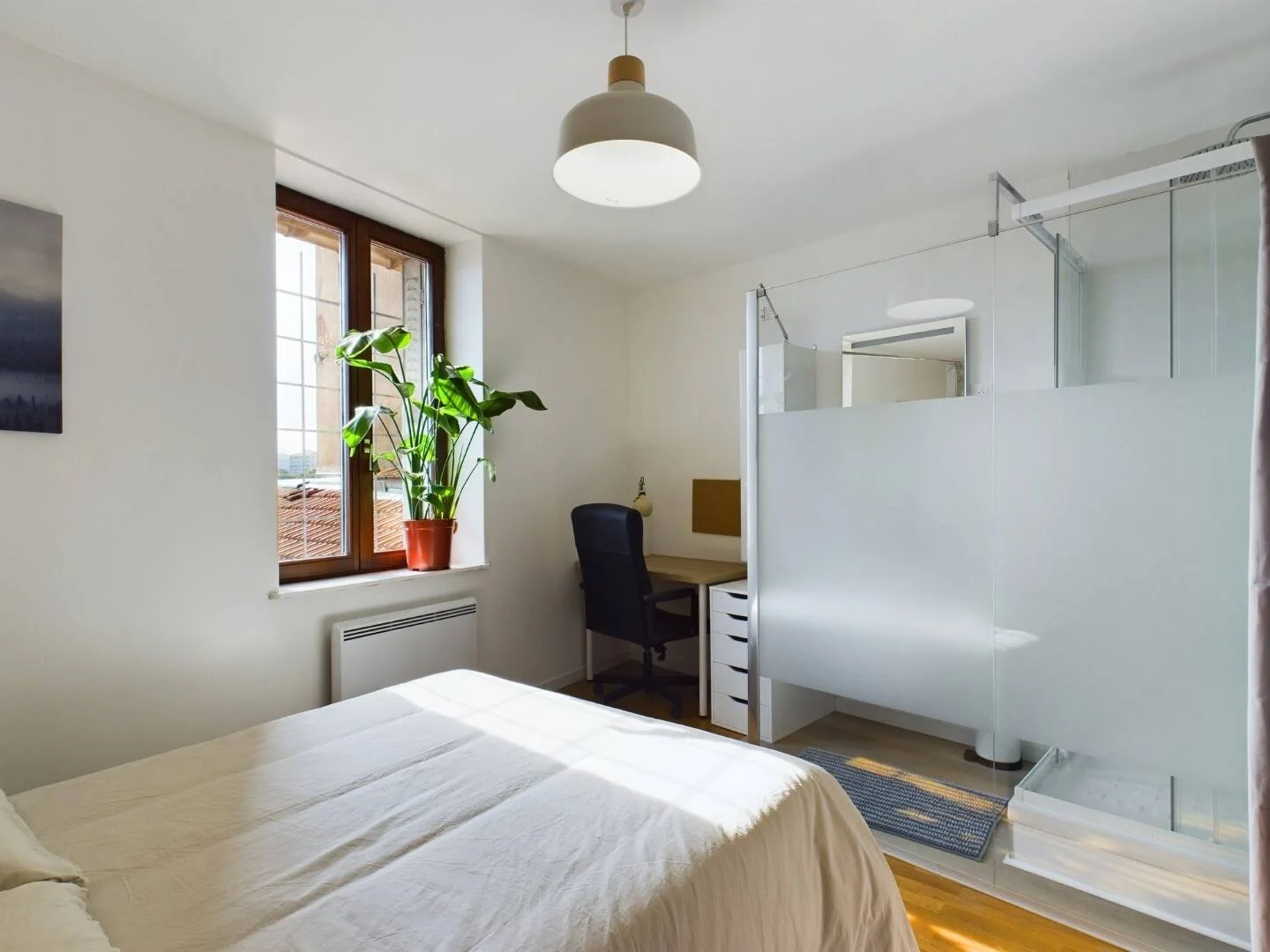 Habitación estudiantil amplia y cómoda en 