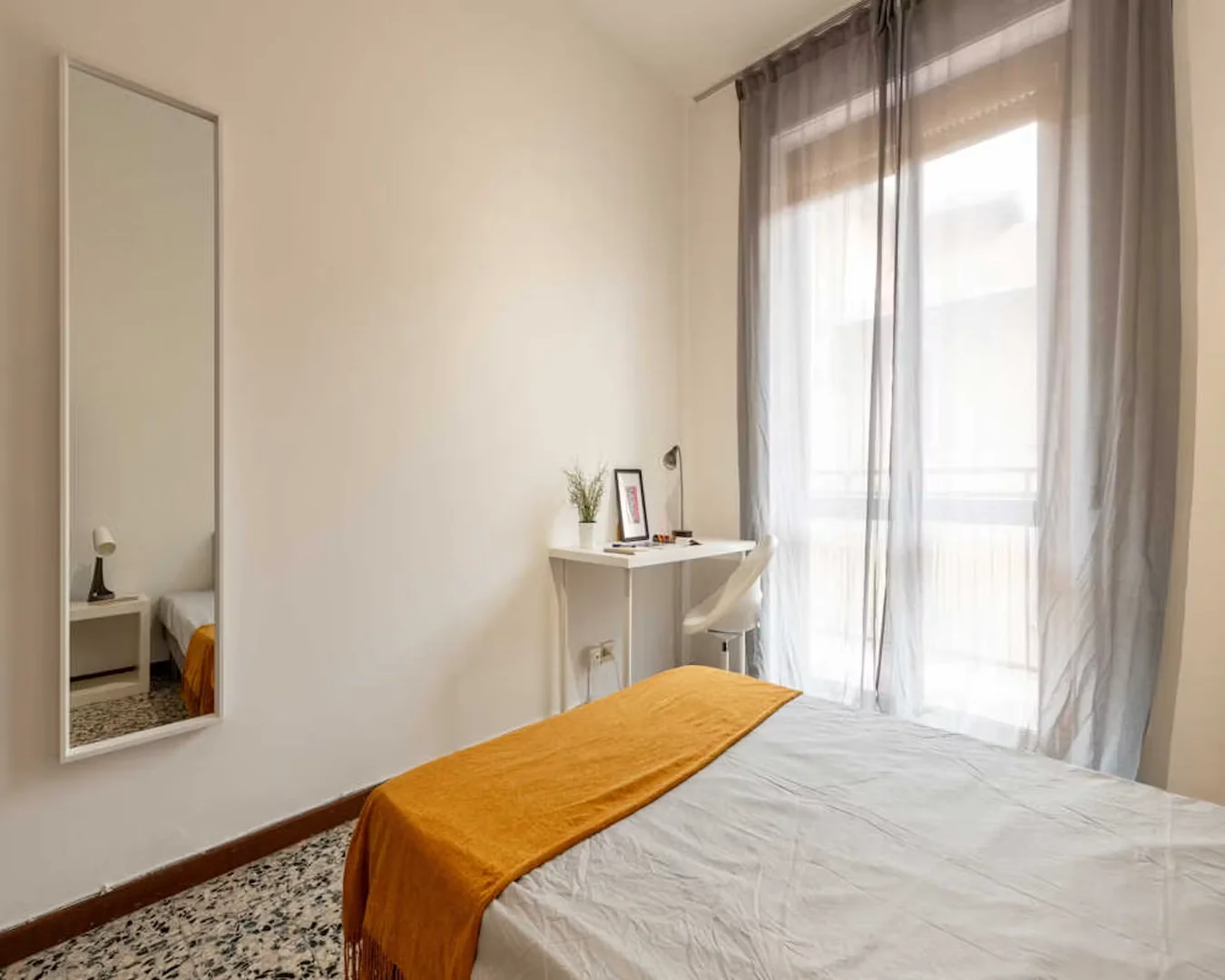 Economical student room with convenient location in