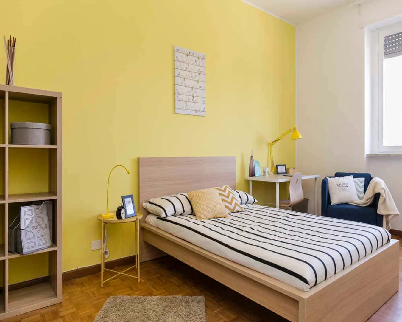 Habitación estudiantil funcional perfecta para estudiar en 
