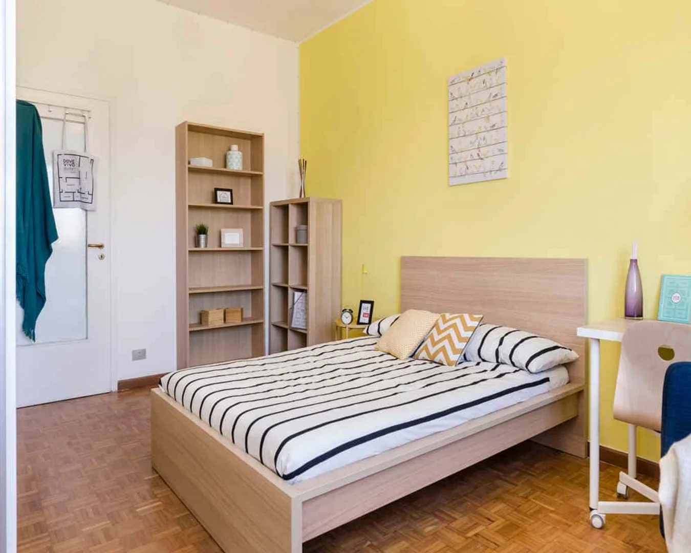 Habitación estudiantil luminosa y aireada con fácil acceso a la universidad en 