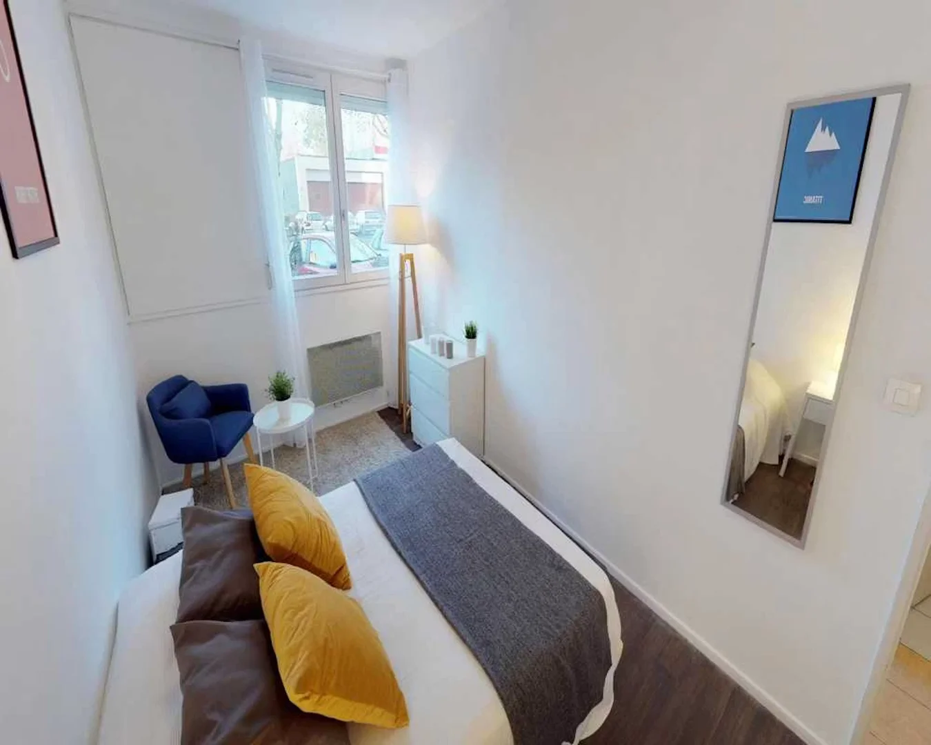 Studentenzimmer in mit Arbeitsbereich und Gemeinschaftseinrichtungen