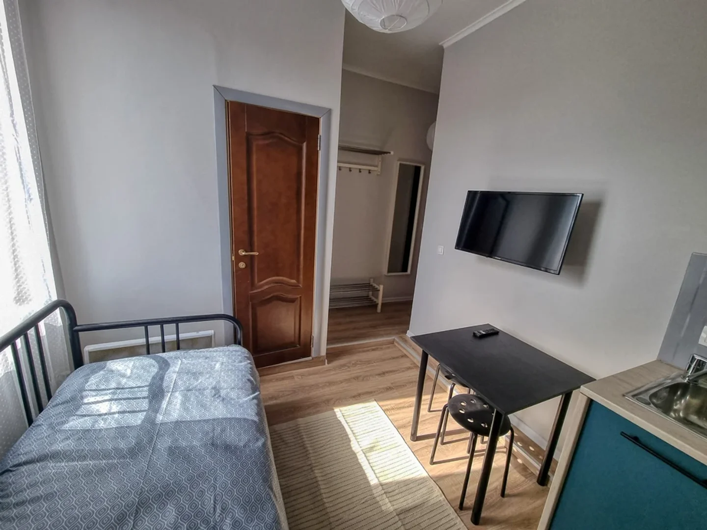 Bright and airy student room with easy university access in 