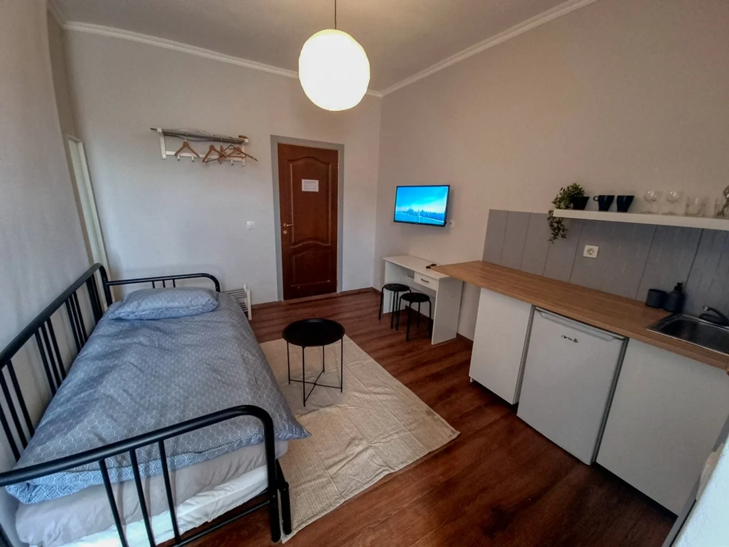 Quarto de estudante luminoso e arejado com acesso fácil à universidade em 