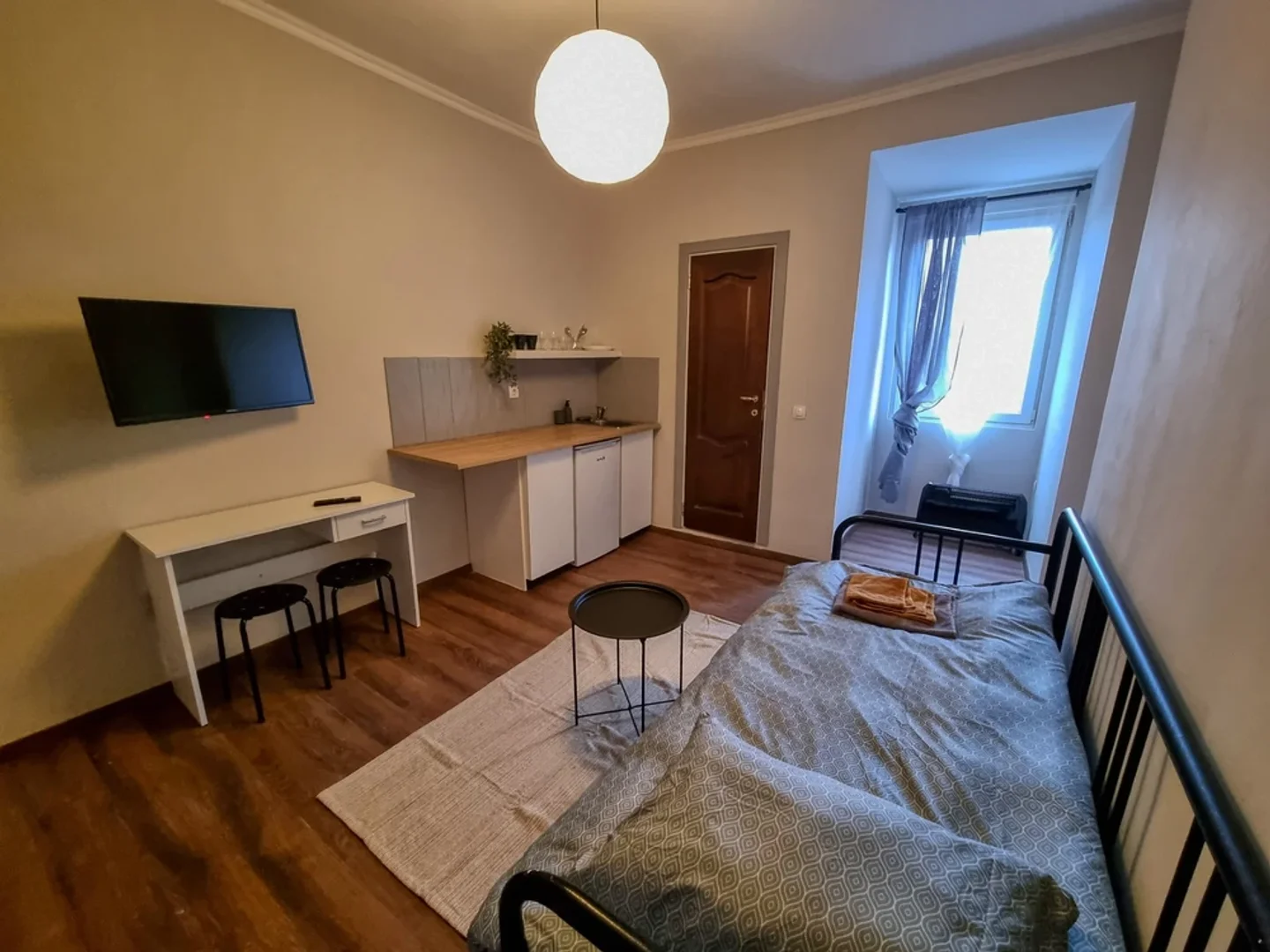 Quarto para alugar em apartamento de estudantes em , totalmente mobilado