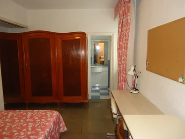 Cheap shared room in Córdoba