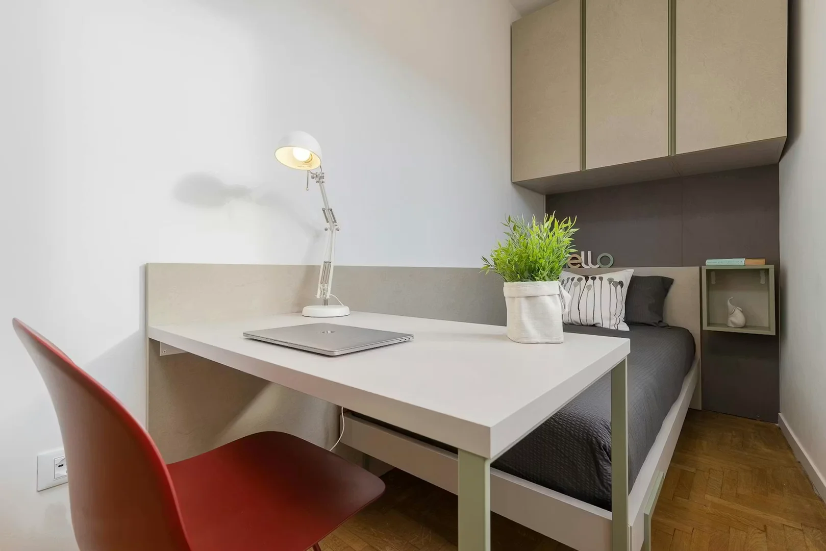 Quarto acessível para estudantes com iluminação ampla em