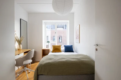 Quarto para alugar num apartamento partilhado em København