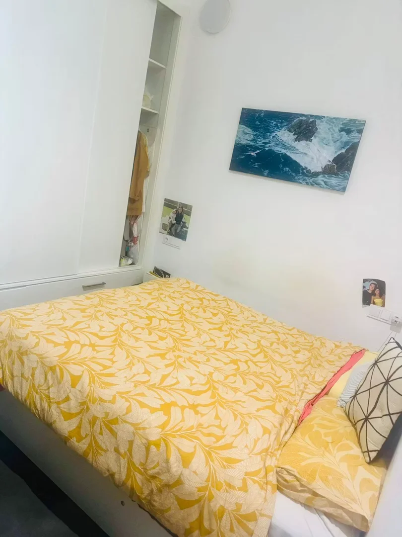 Confortevole e spaziosa stanza per studenti in