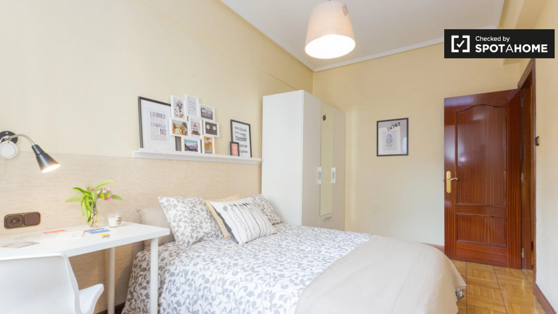 Chambre d'étudiant à  avec espace d'étude et installations communes