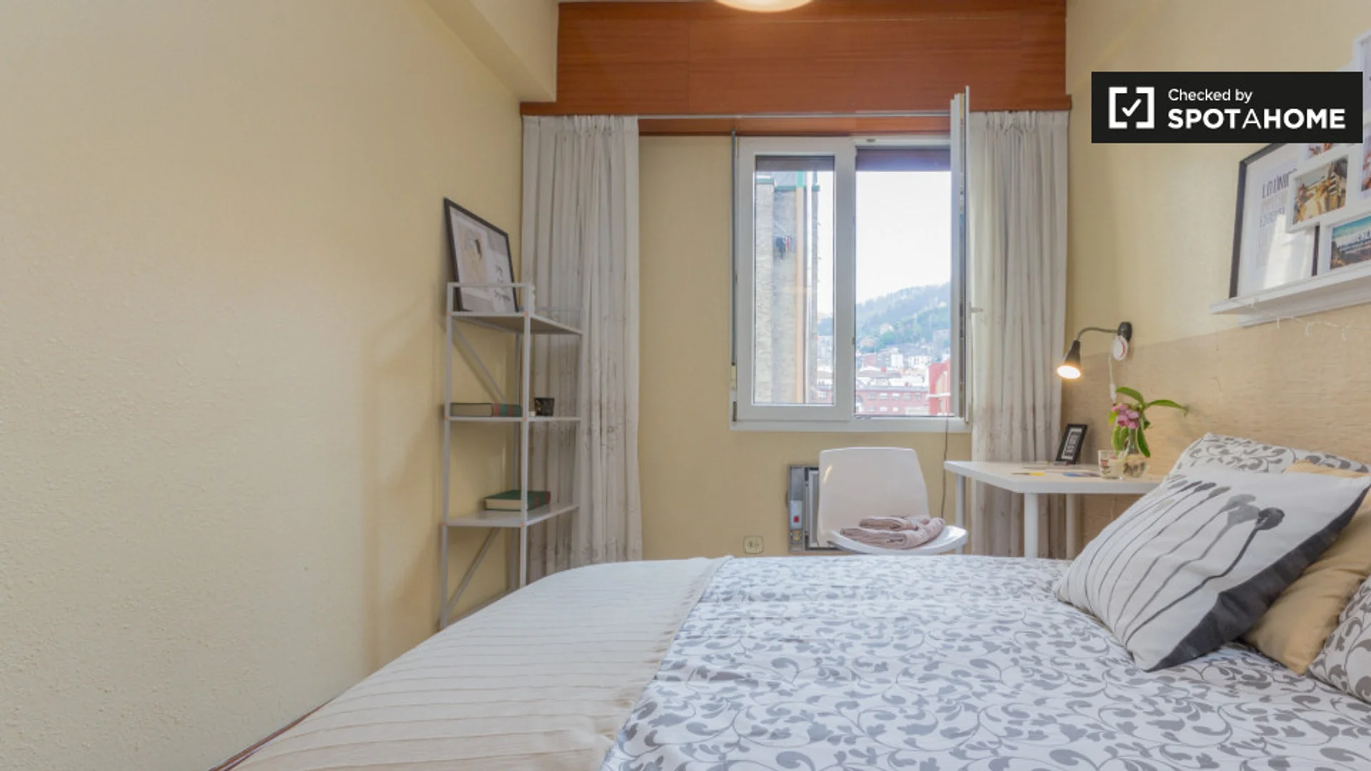 Chambre confortable pour étudiants disponible dans 