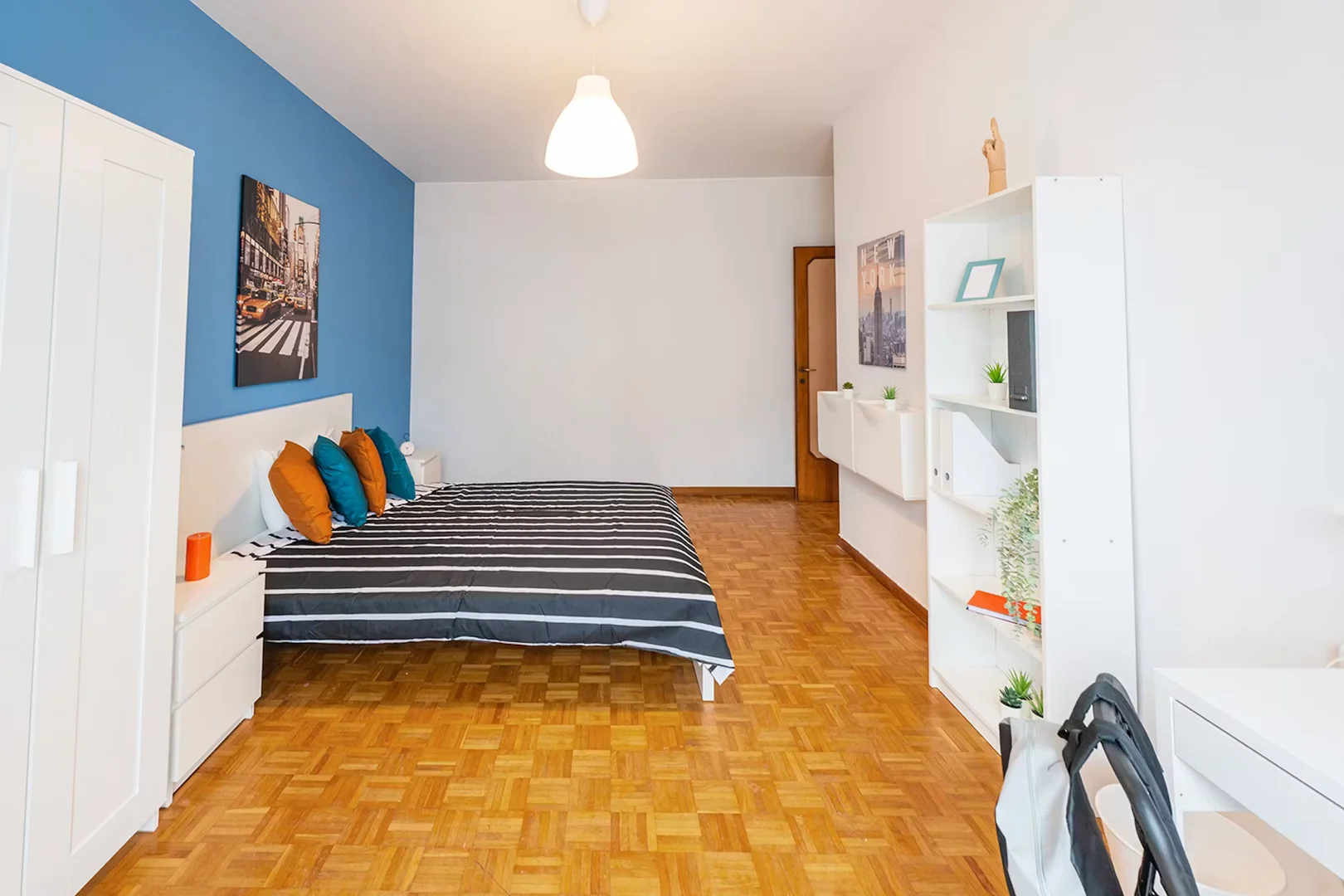 Studentenzimmer in  mit Arbeitsbereich und Gemeinschaftseinrichtungen