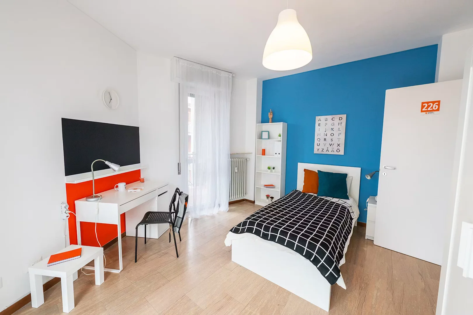 Chambre d'étudiant à  avec espace d'étude et installations communes