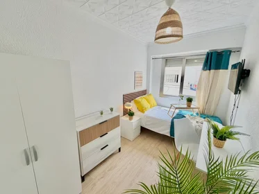 Habitación compartida en Avinguda Novelda, Los Ángeles, imagen 1 de 10