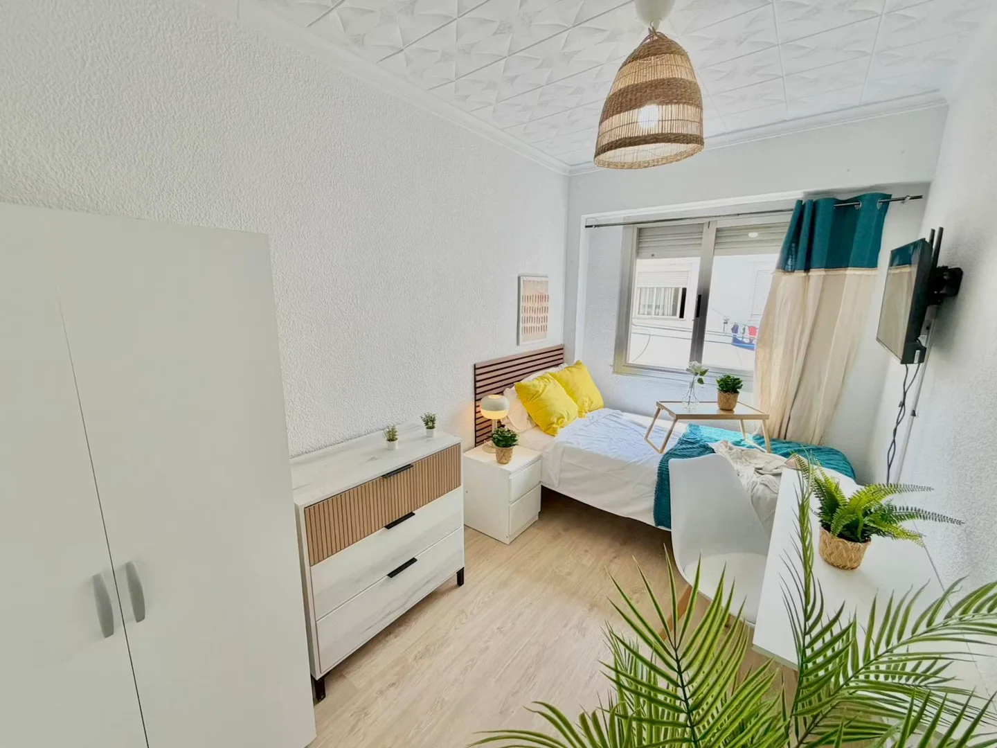 Habitación estudiantil amplia y cómoda en 