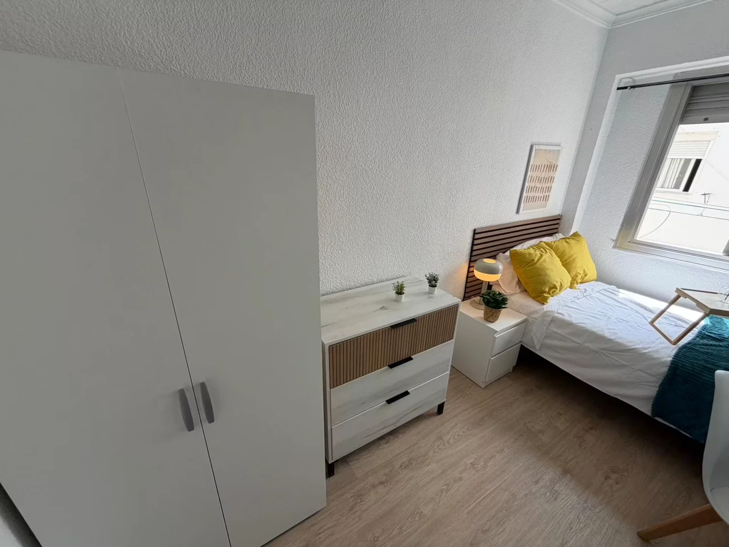 Habitación estudiantil funcional perfecta para estudiar en 
