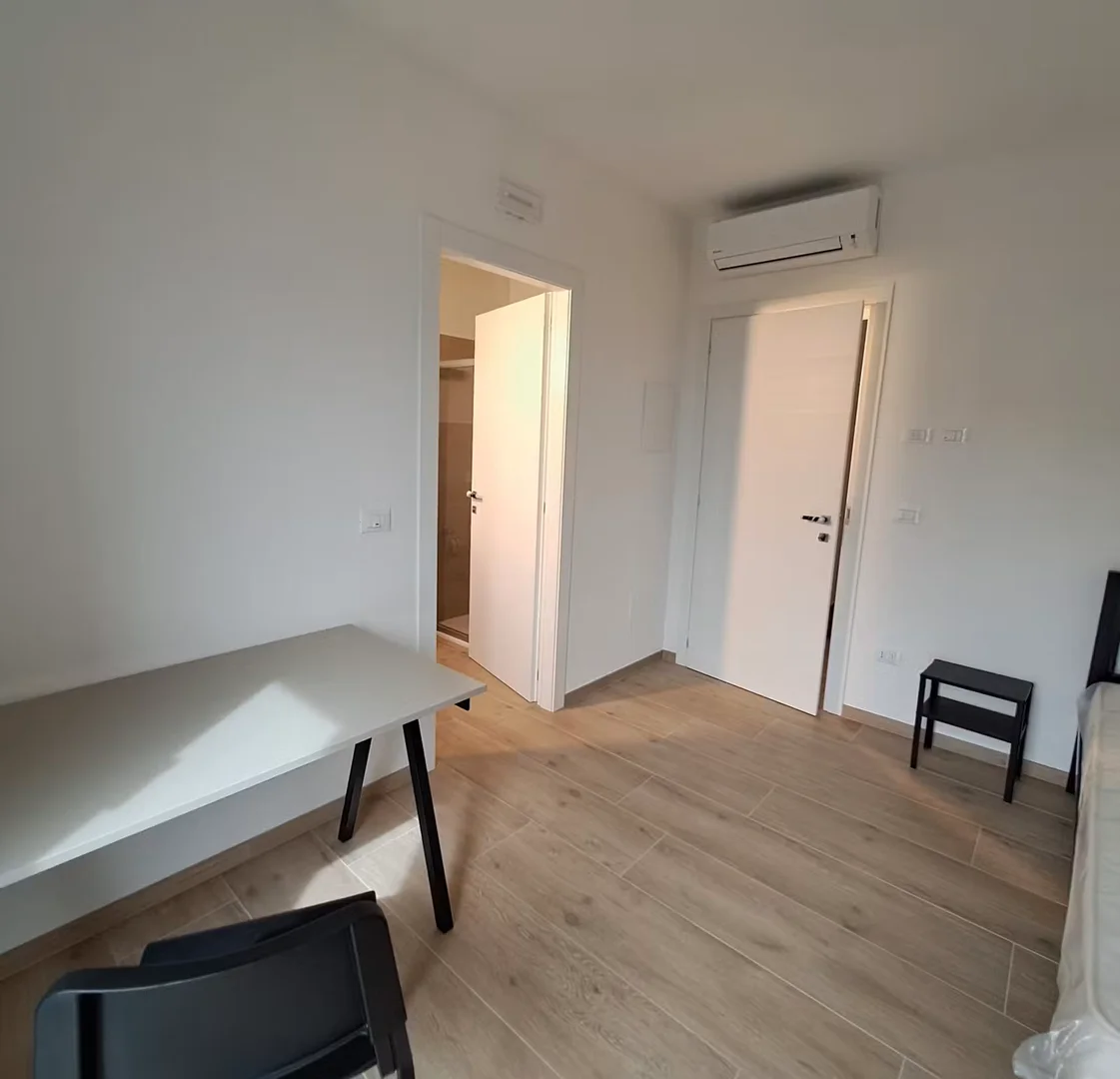 Economical student room with convenient location in