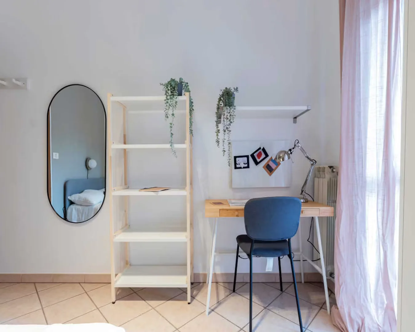 Quarto acessível para estudantes com iluminação ampla em 