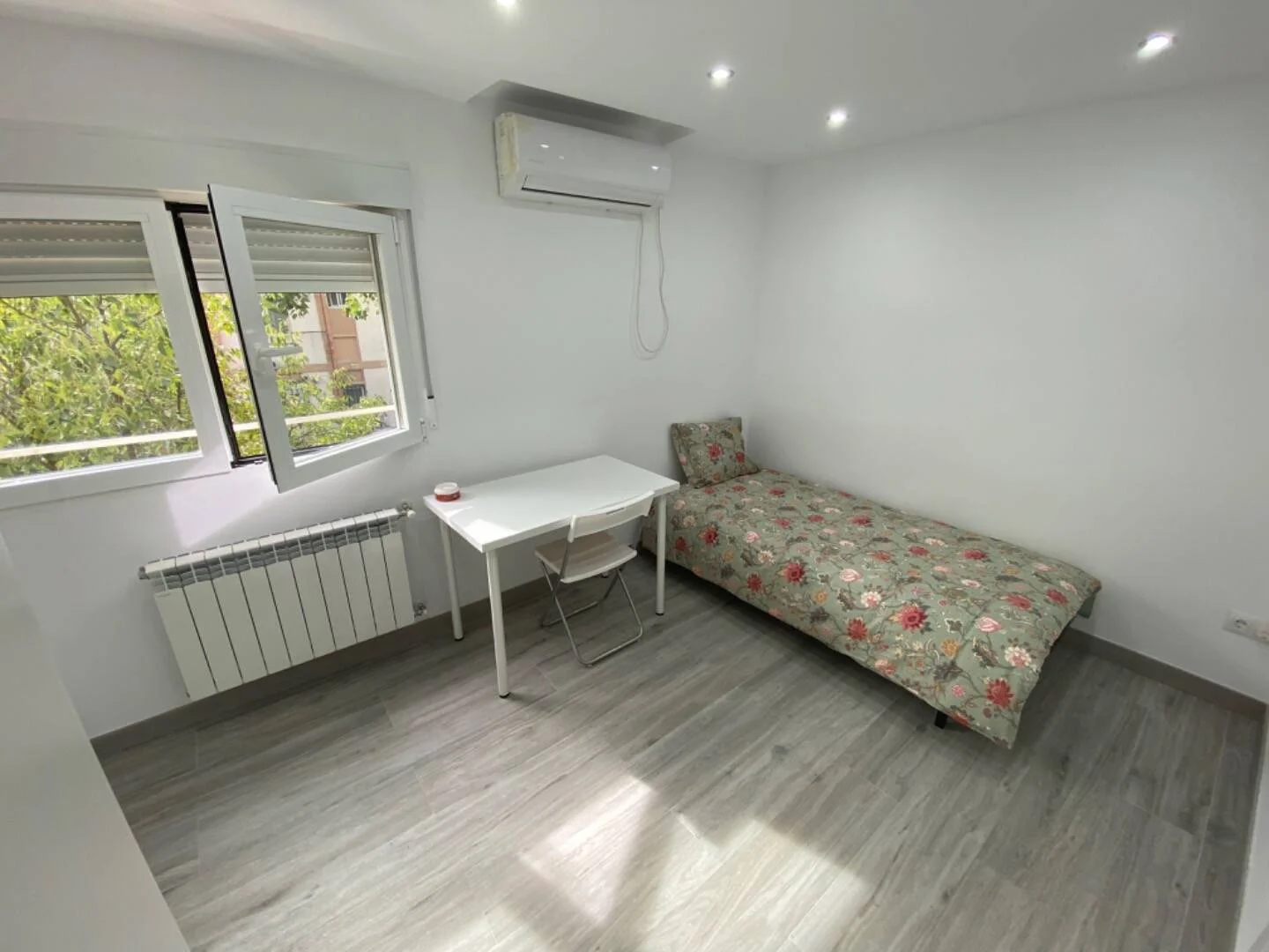 Habitación estudiantil funcional perfecta para estudiar en 