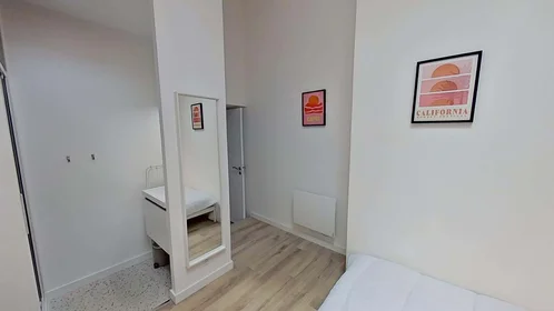 Stanza privata in 5 Rue de Kerbloas, 29200 Brest, France, immagine 2 di 6