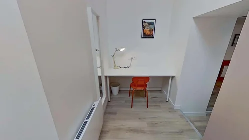Stanza privata in 5 Rue de Kerbloas, 29200 Brest, France, immagine 2 di 6