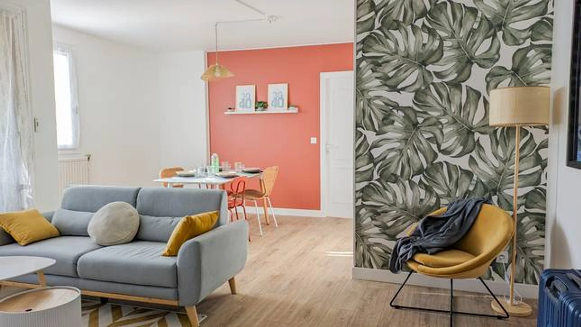 Chambre d'étudiant à  avec espace d'étude et installations communes
