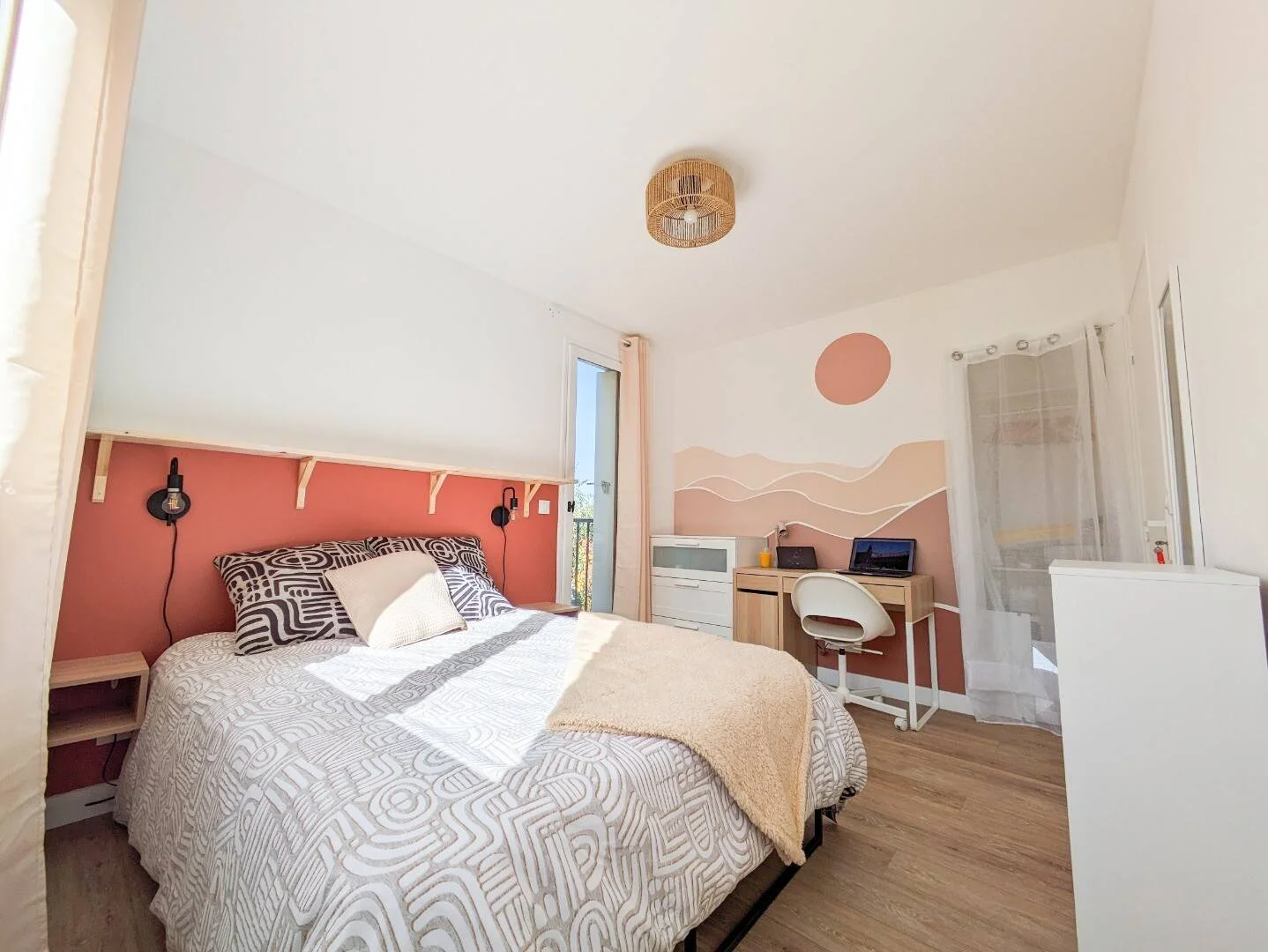 Chambre abordable pour les étudiants avec un bon éclairage dans 
