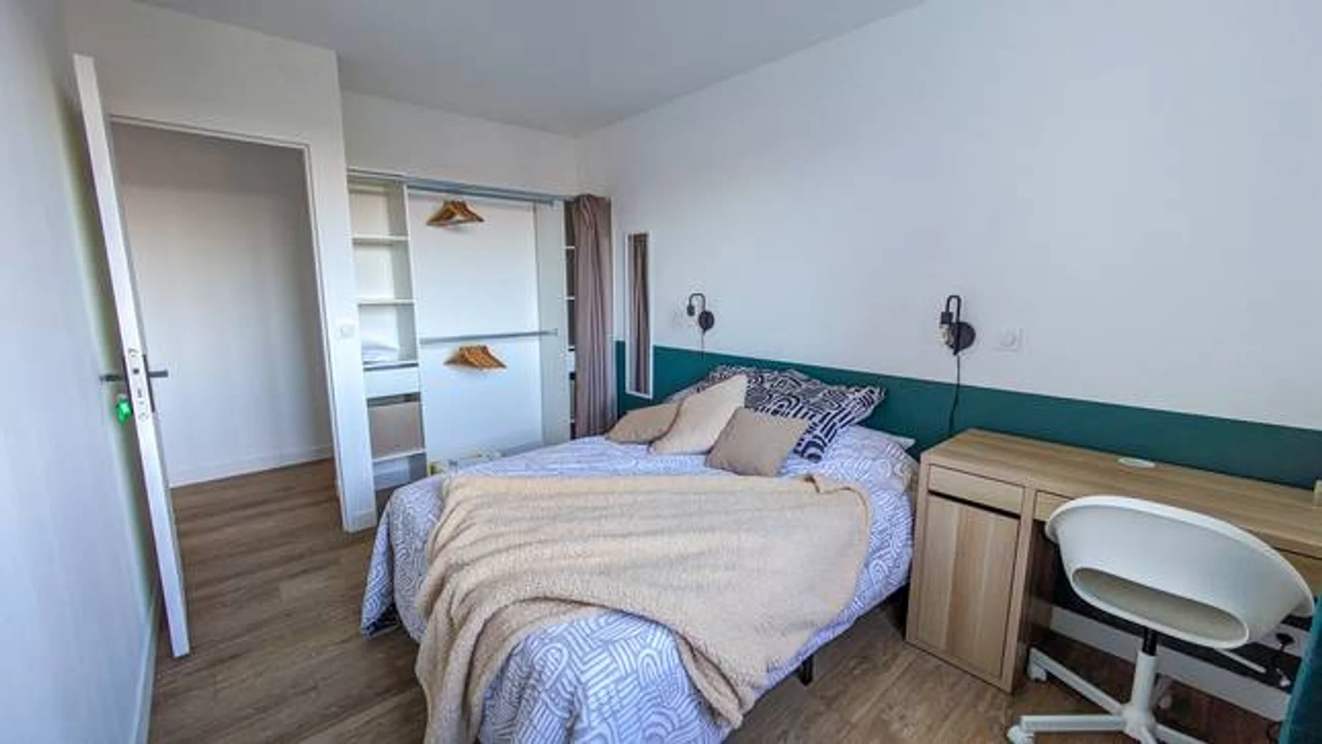 Chambre conviviale pour les étudiants dans  avec des équipements modernes