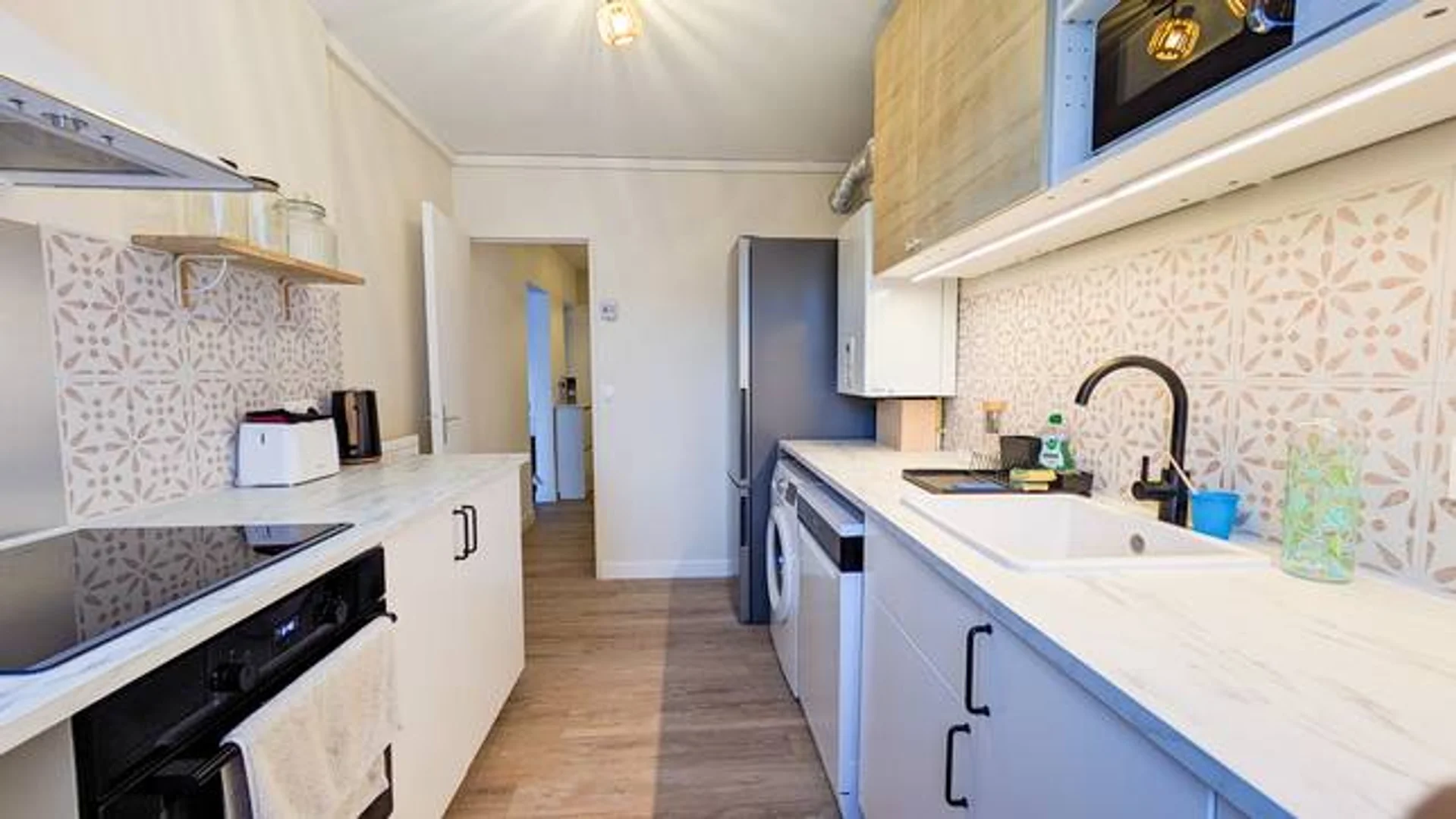 Chambre confortable pour étudiants disponible dans 