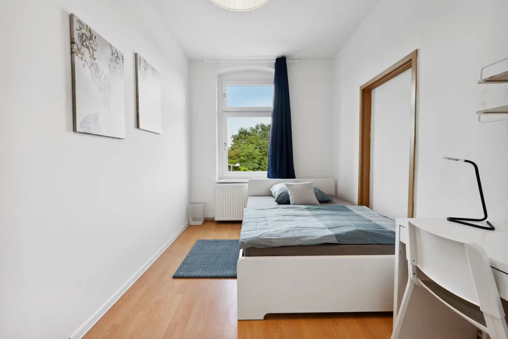Quarto acessível para estudantes com iluminação ampla em 