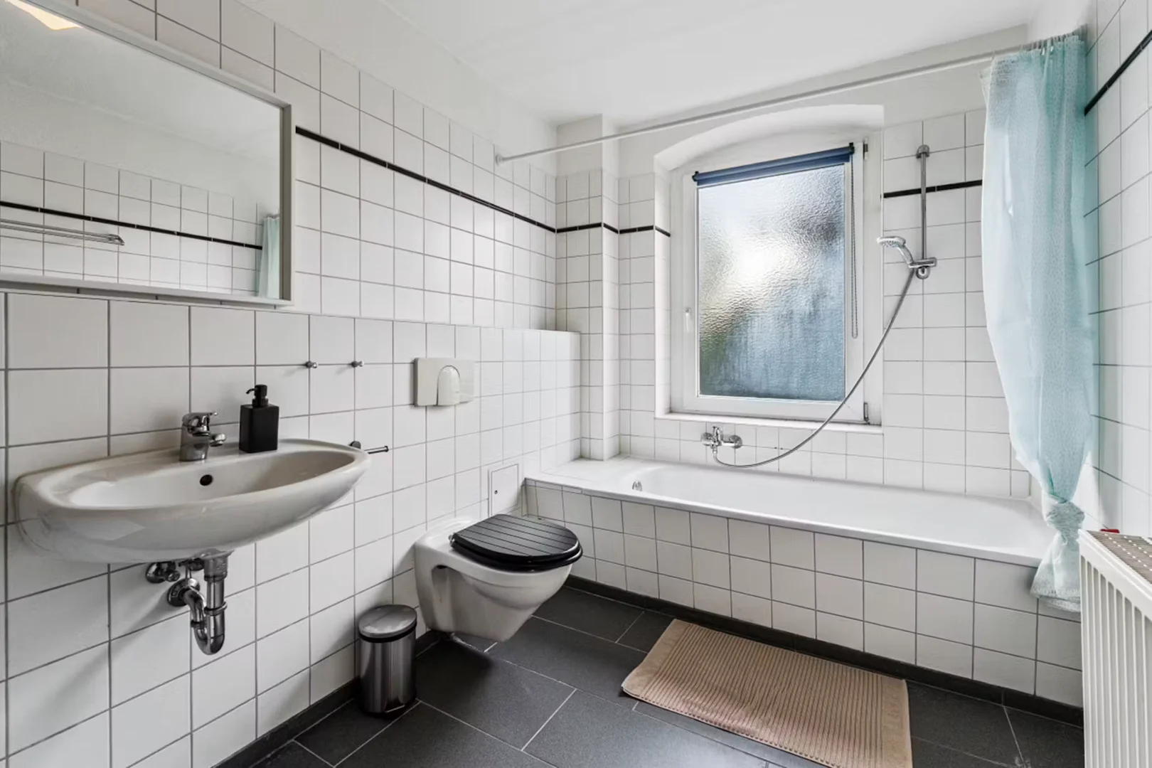 Quarto de estudante em  com área de estudo e instalações partilhadas