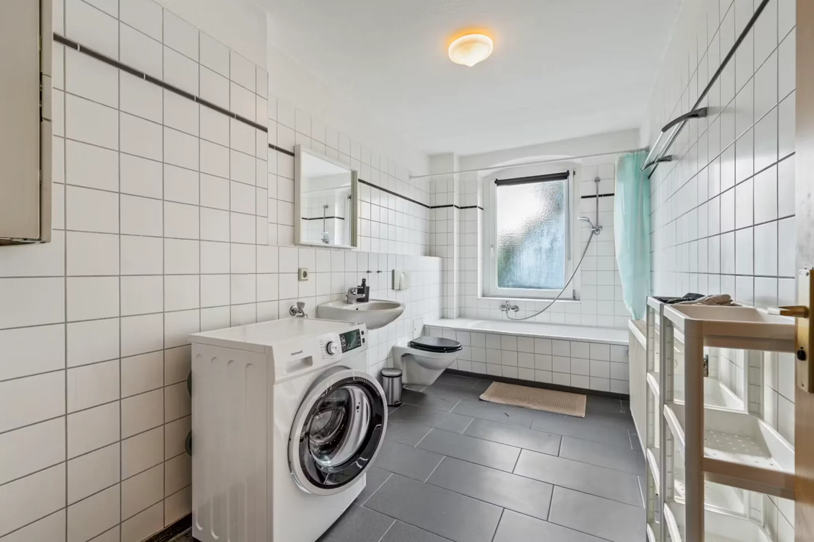 Quarto de estudante em  com área de estudo e instalações partilhadas