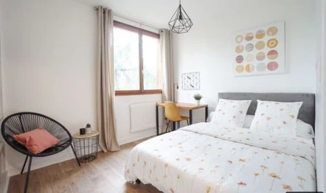 Room for rent with double bed Évry