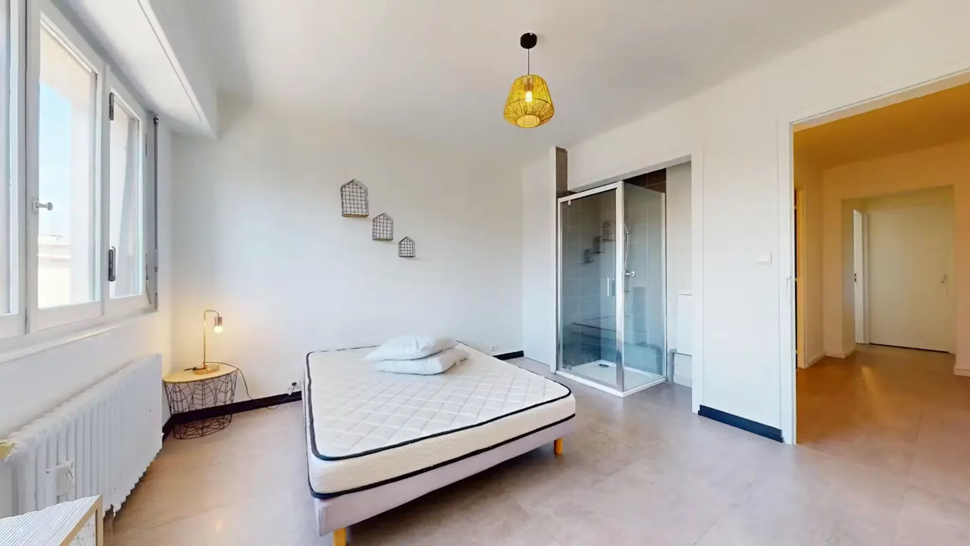 'de modern olanaklara sahip öğrenci dostu oda