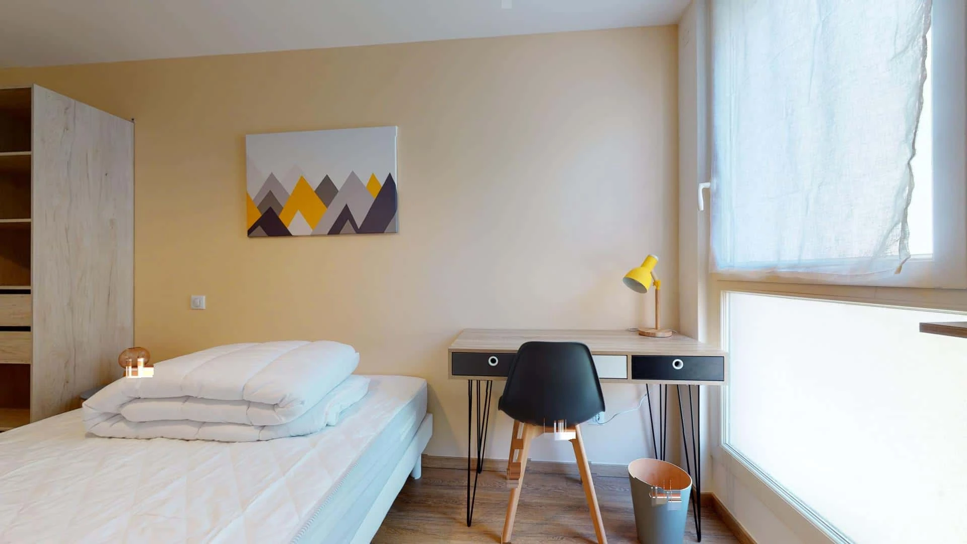 Comfortable and spacious student room in 