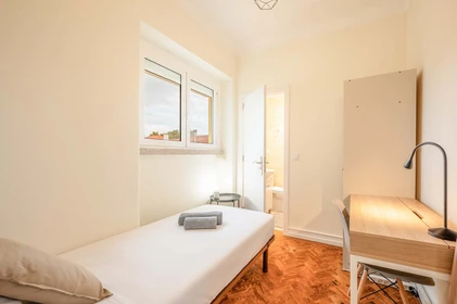 Quarto para alugar com cama de casal em Lisboa