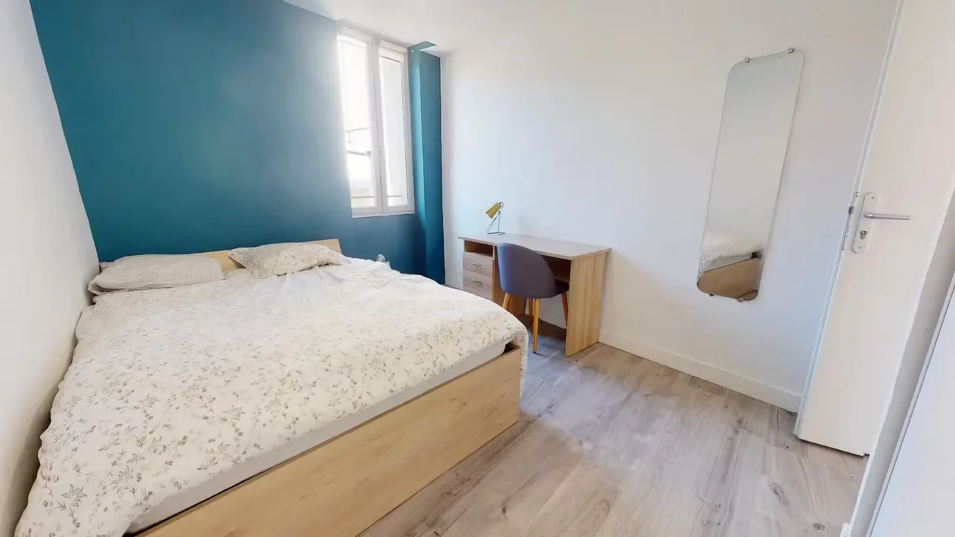 Chambre confortable pour étudiants disponible dans 
