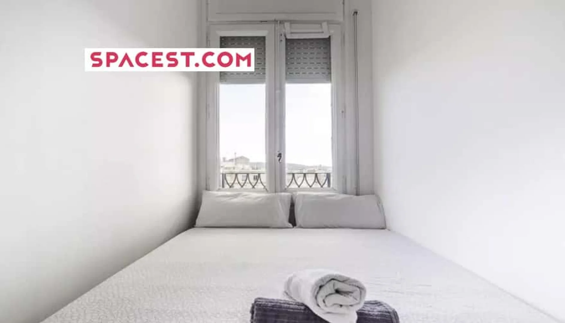 Habitación estudiantil funcional perfecta para estudiar en 