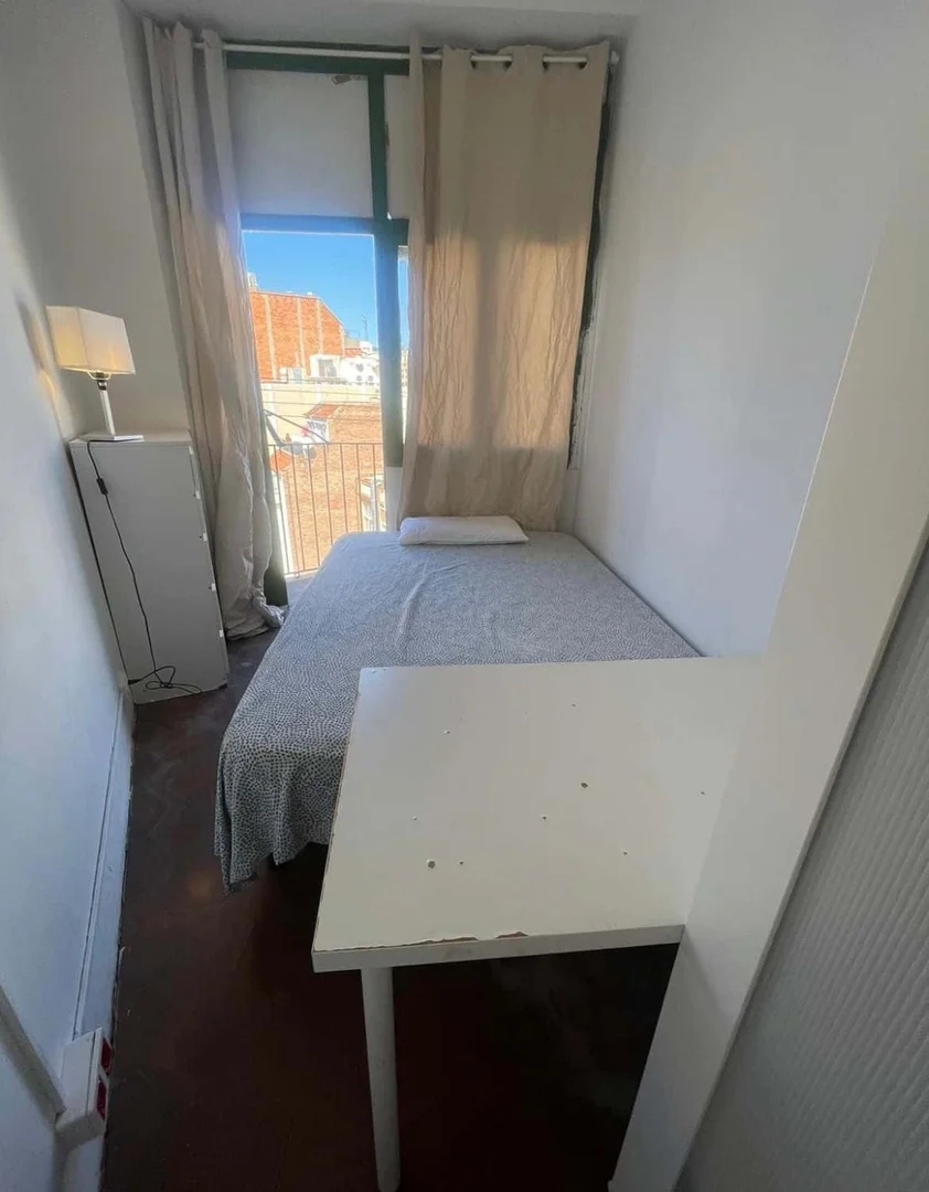 Chambre abordable pour les étudiants avec un bon éclairage dans 
