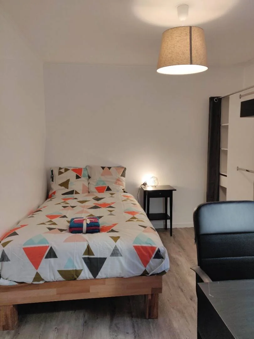 Quarto de estudante luminoso e arejado com acesso fácil à universidade em 