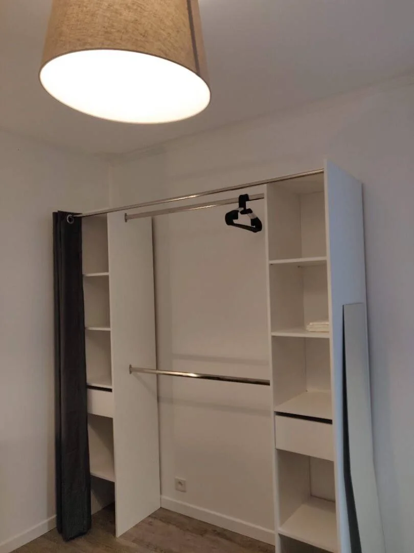 Quarto de estudante confortável e espaçoso em 