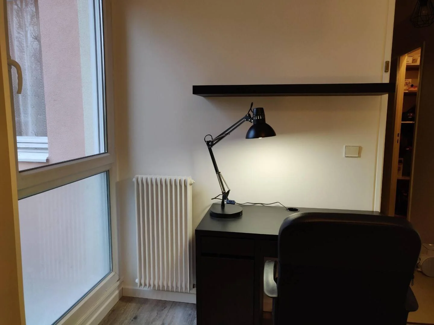 Quarto de estudante em  com área de estudo e instalações partilhadas