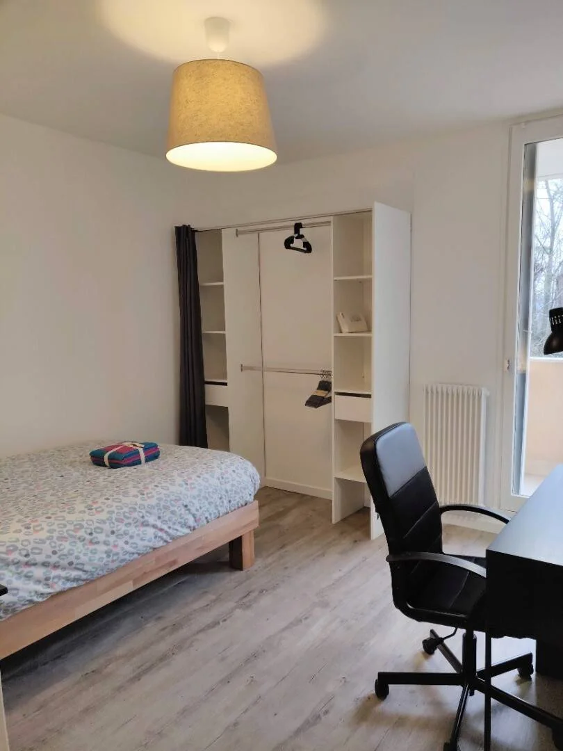 Quarto de estudante luminoso e arejado com acesso fácil à universidade em 