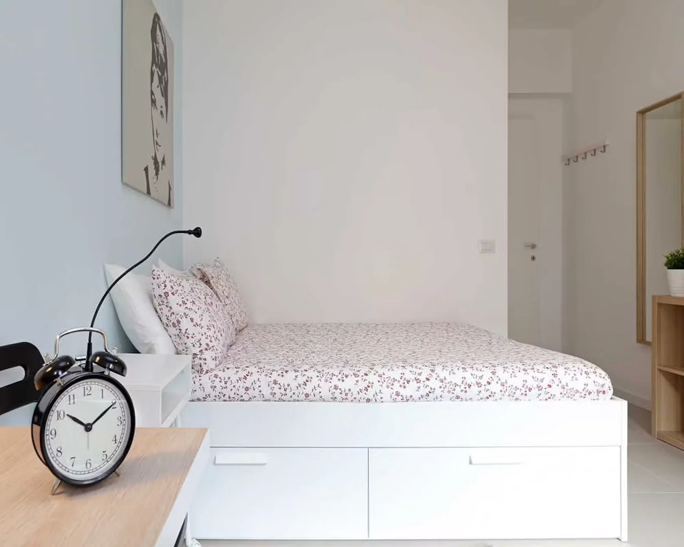 Habitación estudiantil funcional perfecta para estudiar en 