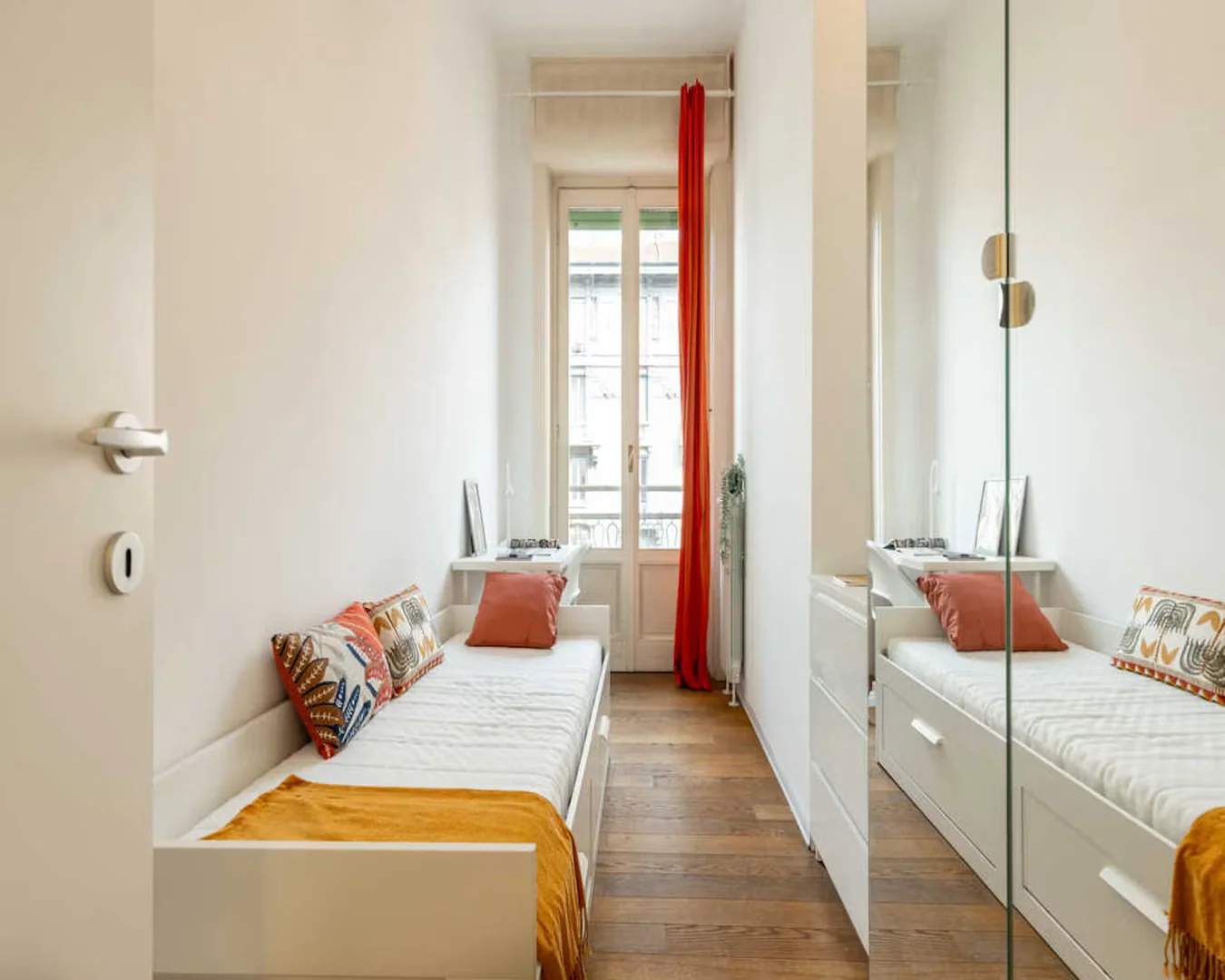 Habitación estudiantil luminosa y aireada con fácil acceso a la universidad en 