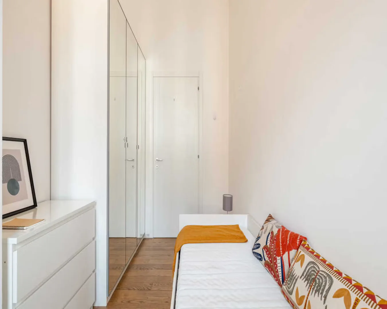 Habitación estudiantil amplia y cómoda en 