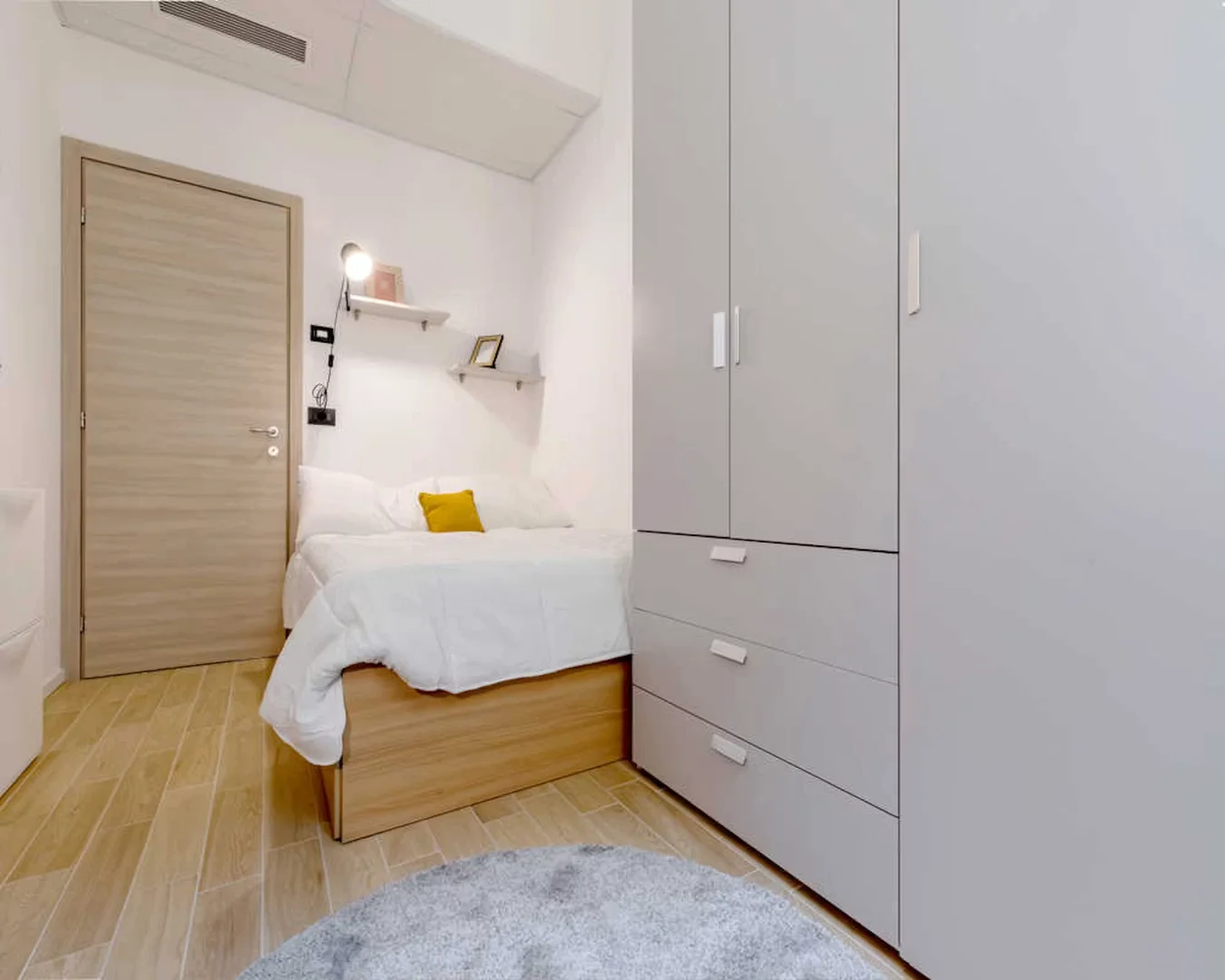 Habitación estudiantil luminosa y aireada con fácil acceso a la universidad en