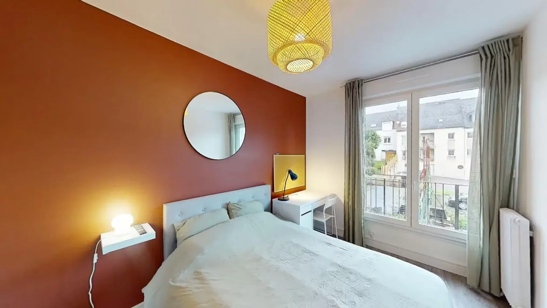 Chambre d'étudiant à  avec espace d'étude et installations communes